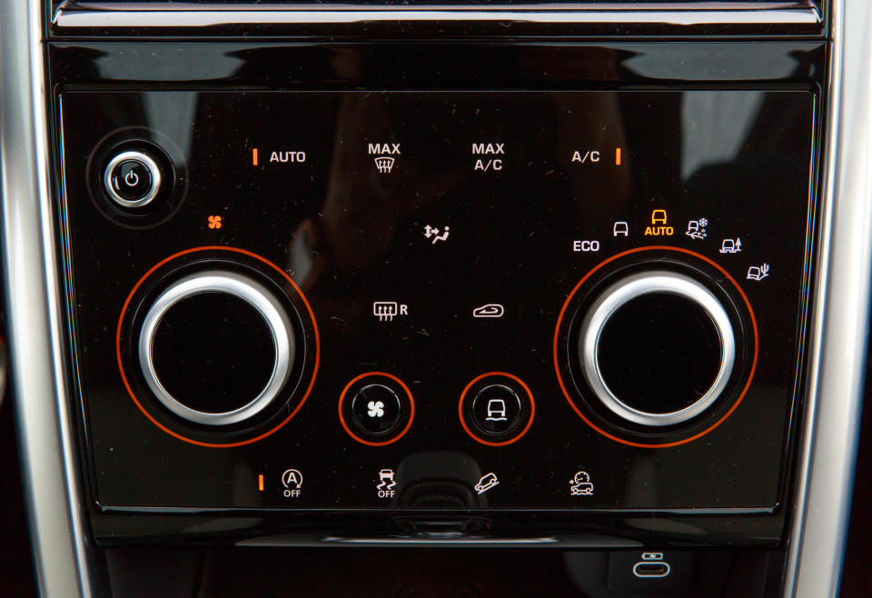空調與駕駛模式共用操作介面的設計，讓中控面板更為簡潔。