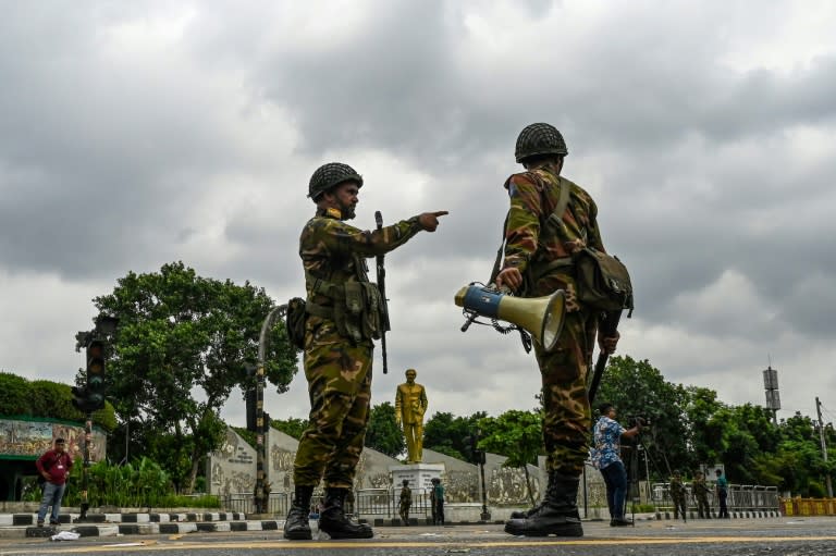 Soldados desplegados en las calles de Daca, Bangladés, tras varios días de manifestaciones sangrientas, el 20 de julio de 2024 (Munir UZ ZAMAN)