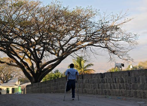 Con chalecos antibalas y armados con fusiles de asalto, decenas de policías patrullan las polvorientas calles de barrios marginales de la capital de Honduras, en un intento por tomar el control donde las pandillas han impuesto un virtual "toque de queda" a los aterrorizados vecinos. (AFP | Orlando Sierra)