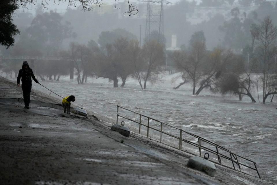 美國加州再度受到大氣河流帶來的暴雨侵襲，洛杉磯市區多地發生土石流災情。美聯社