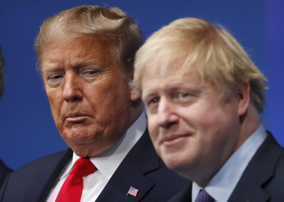 El primer ministro británico, Boris Johnson, derecha, y el presidente de los Estados Unidos, Donald Trump, posan durante una foto grupal durante una reunión de líderes de la OTAN en el hotel y resort The Grove en Watford, Hertfordshire, Inglaterra, el miércoles 4 de diciembre de 2019. (Peter Nicholls, Foto de la piscina a través de AP)