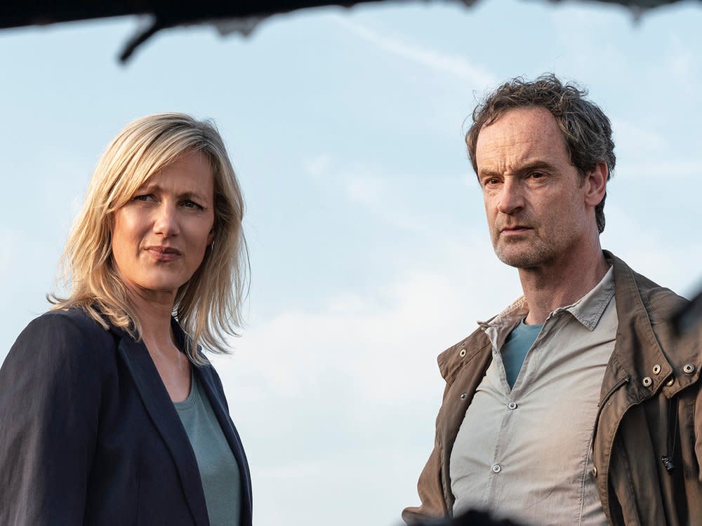 "Tatort: Liebe mich!": Martina Bönisch (Anna Schudt) und Peter Faber (Jörg Hartmann) betrachten das ausgebrannte Auto, das ihrer Kollegin gehört. (Bild: WDR/Bavaria Fiction GmbH/Thomas )