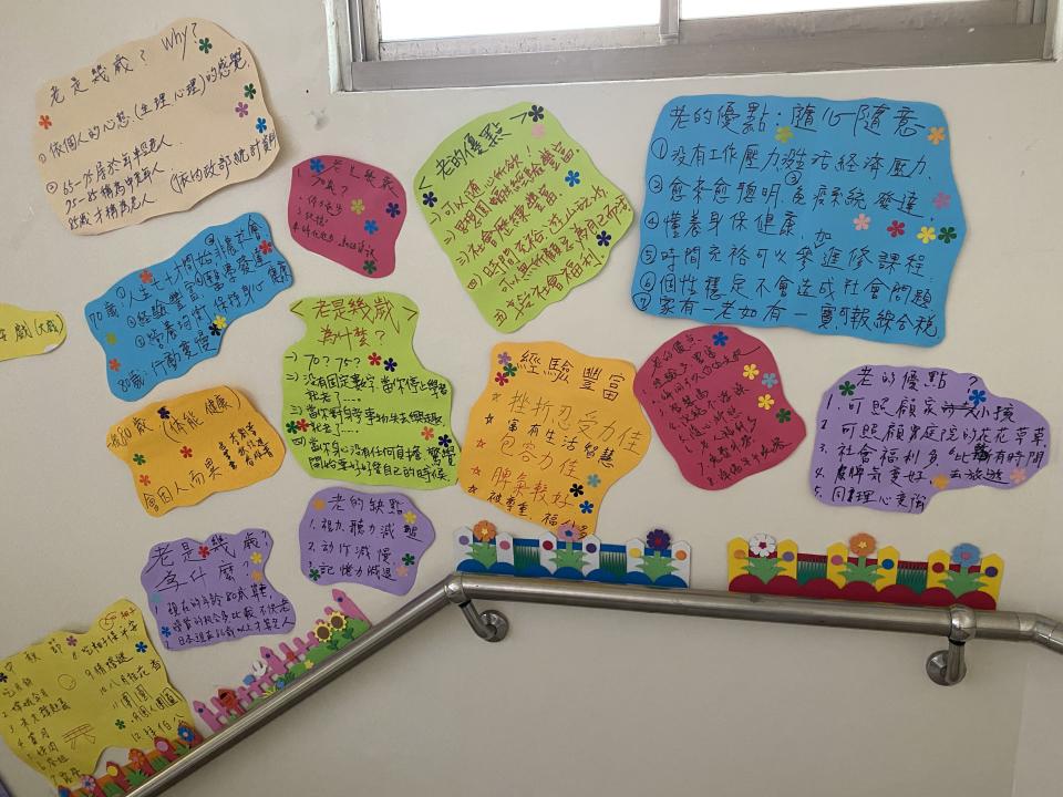 在新竹竹東樂齡學習中心樓梯間，貼滿學員們分享。(記者蘇瑞雯拍攝)