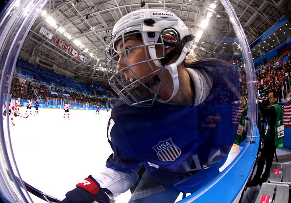 Wir müssen schließlich noch über den Triumph der US-Frauen im Eishockey sprechen.