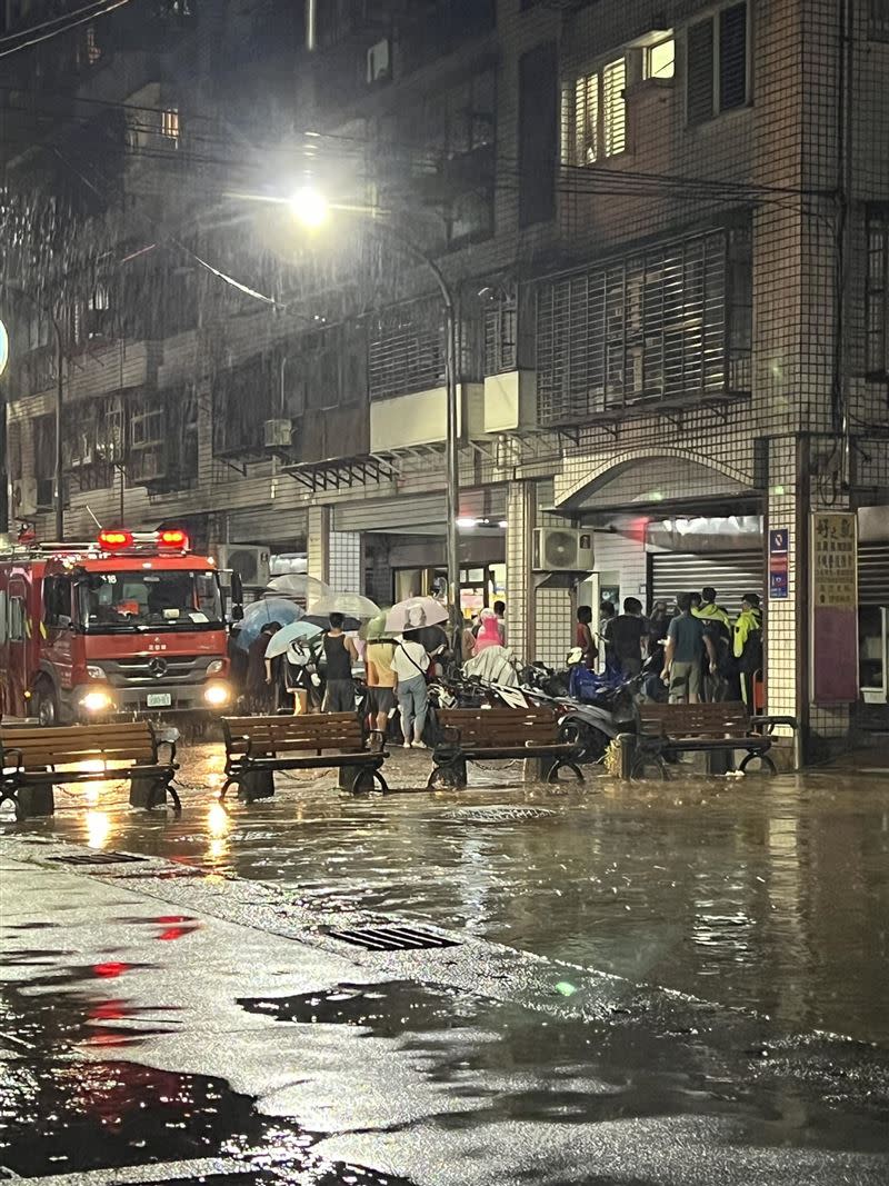 民眾圍觀。（圖／翻攝自臉書社團「汐止集團」）