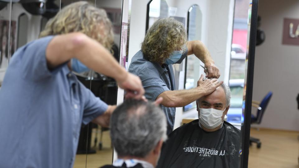 Nach langer Schließung ist die Auslastung in den Friseur-Salons hoch.