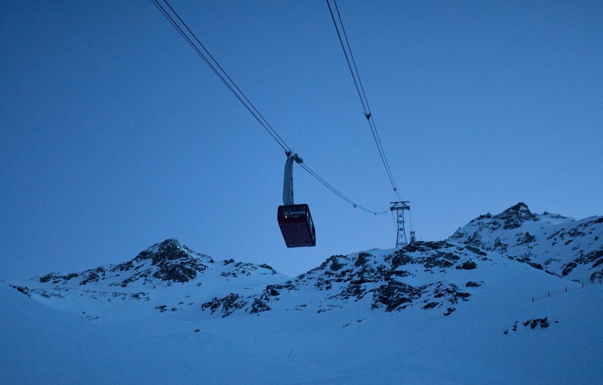 As the sun sets in Val Thorens this spring people are trying to escape from the Cime Caron cable car - T.LOUBERE