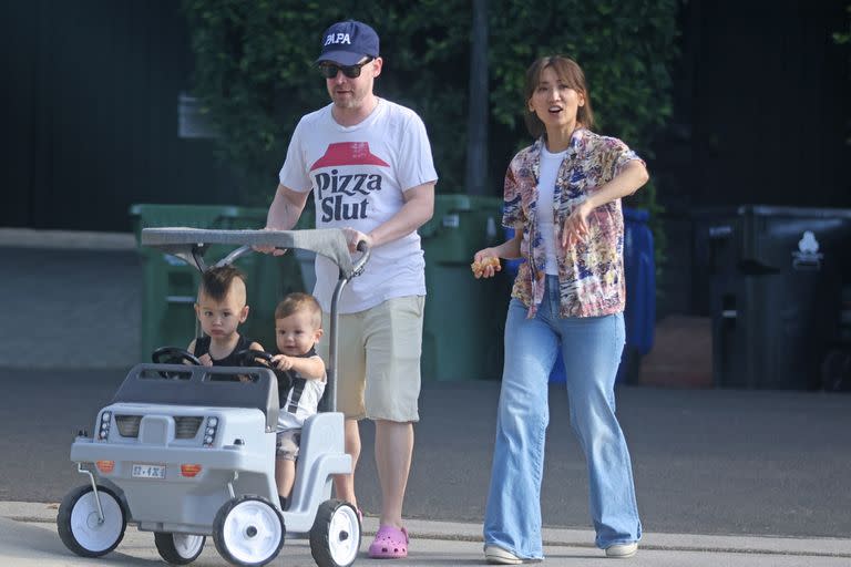 Macaulay Culkin y su mujer, Brenda Song, fueron fotografiados paseando con sus dos hijos por su barrio. Orgulloso, el actor lució una gorra con la palabra 