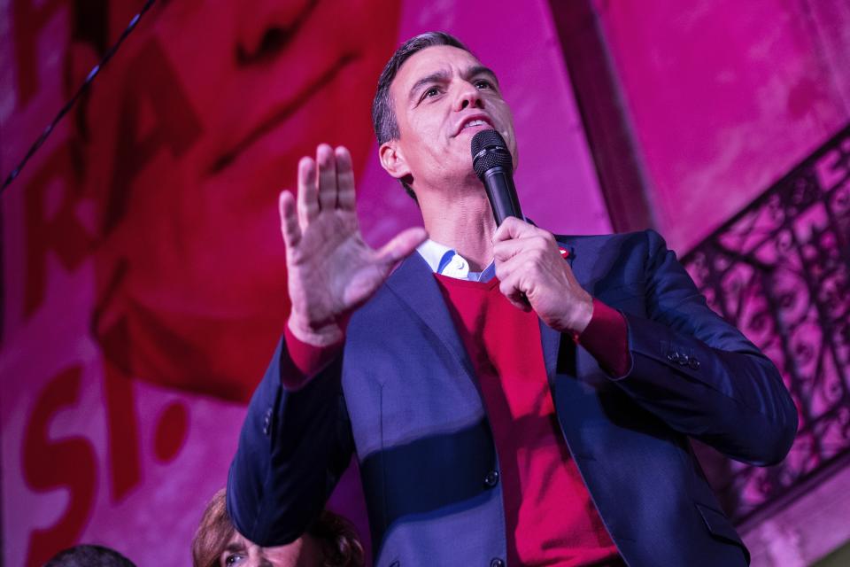 El líder del PSOE, Pedro Sánchez, celebra la victoria a las puertas de la sede de Ferraz. 