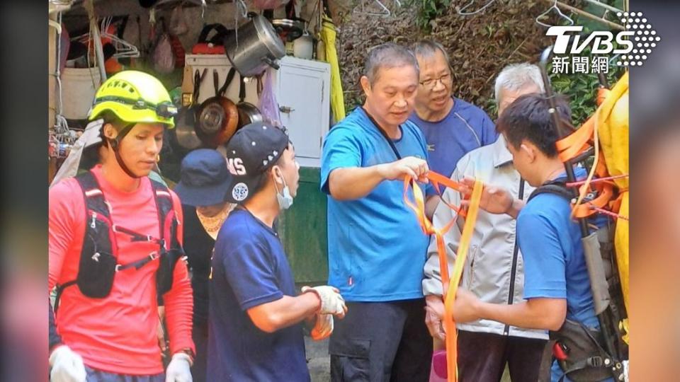 消防局派出3人7車前往救援，由消防員將老翁揹下山緊急送醫。（圖／TVBS）