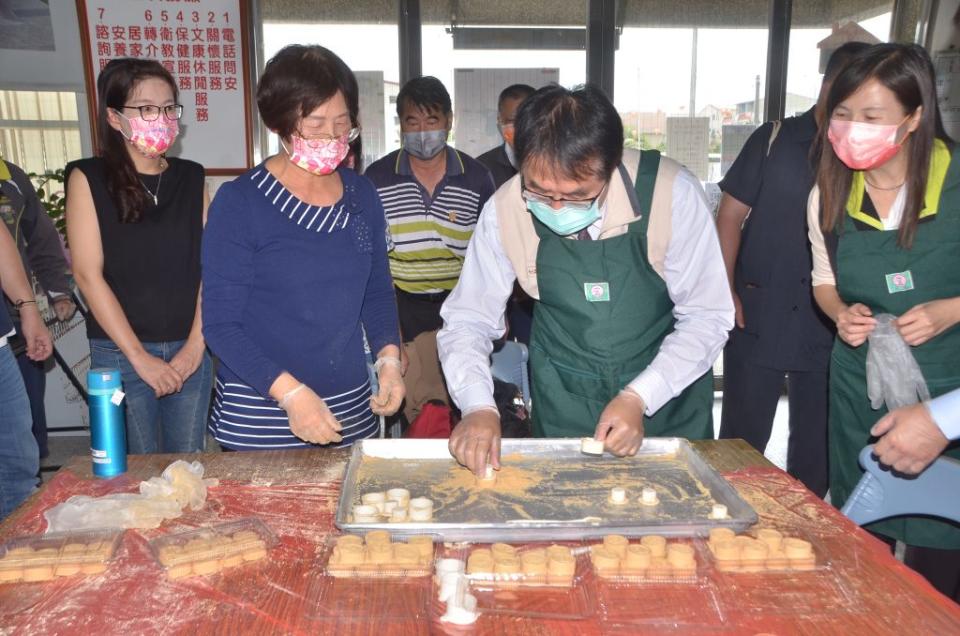 市長黃偉哲（右二）參與社照據點聯繫會報，動手製作米食糕點。（記者黃文記攝）