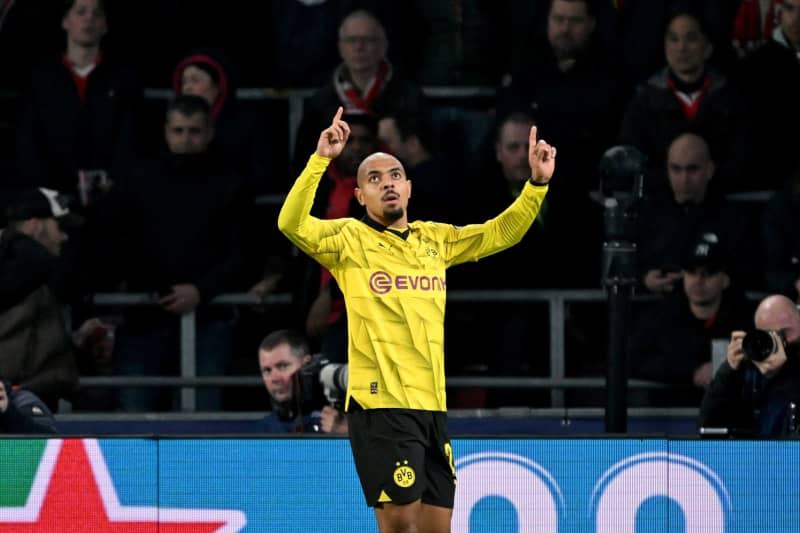 Dortmund's Donyell Malen celebrates scoring his side's first goal during the UEFA Champions League round of 16 first leg soccer match between PSV Eindhoven and Borussia Dortmund at Philips Stadion. Federico Gambarini/dpa