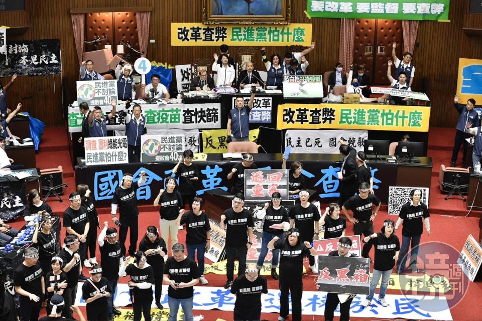 國民黨團透露，綠委17日以惡意方式阻撓韓國瑜進入議場，甚至攻擊導致韓腰部受傷，但韓不想加大社會撕裂而不願對外披露。