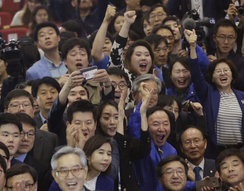 南韓大選出口民調已宣布，文在寅以41.4%遙遙領先，支持者歡呼。（美聯社）