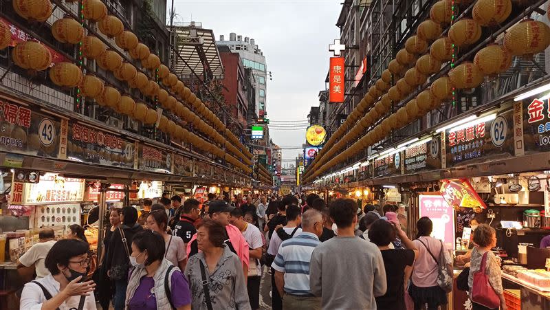 基隆廟口過去總是吸引大批民眾前往。（圖／記者陳弋攝影）