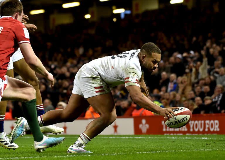 Ollie Lawrence anota el try decisivo para la victoria de Inglaterra sobre Gales en Cardiff, por el Seis Naciones;