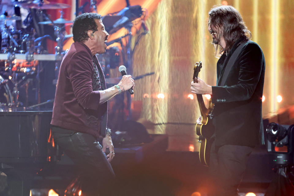 LOS ANGELES, CALIFORNIA - NOVEMBER 05: (L-R) Inductee Lionel Richie and Dave Grohl perform onstage during the 37th Annual Rock & Roll Hall of Fame Induction Ceremony at Microsoft Theater on November 05, 2022 in Los Angeles, California. (Photo by Amy Sussman/WireImage)