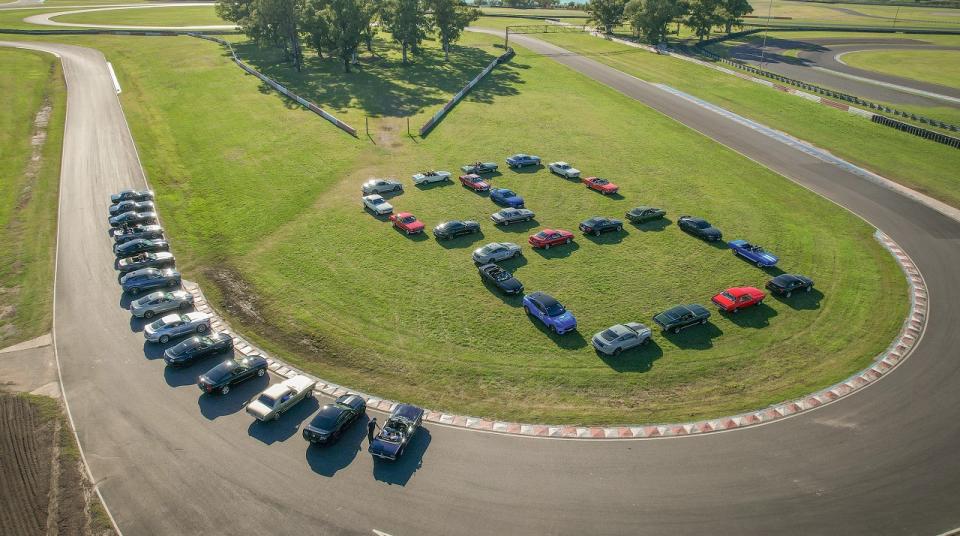 Los 60 años del Mustang, en una foto creada con los autos.