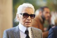 <strong>Le 19 février 2019</strong>, la mode a perdu l'un de ses meilleurs représentants, un certain Karl Lagerfeld. Celui qui était surnommé "le Kaiser" était une icône, reconnaissable à sa chevelure blanche et ses lunettes de soleil. Sa carrière dans la mode débute en 1955, quand il se fait embaucher chez Balmain. Il travaillera ensuite pour Chloé ou Fendi mais c'est son passage chez Chanel qui marque sa vie et celle de millions de personnes. En 1983, il devient directeur artistique de la maison Chanel, qu'il va sauver de la fermeture. Inventeur des défilés-spectacles, photographe et dessinateur, l'Allemand aura marqué toute une génération et bien plus encore.