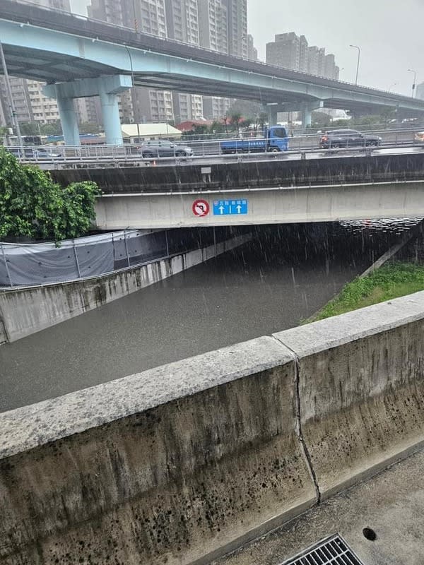 因雨勢過大，經濟部水利署將新北市板橋區列為淹水一級警戒，板橋1小時雨量已達74毫米。   圖：翻攝自爆料公社臉書