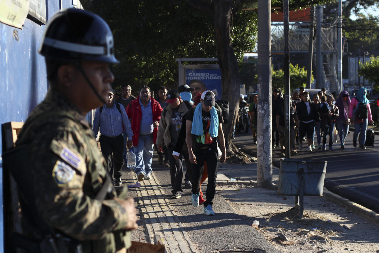 <span class="s1">Police in El Salvador stand by as locals begin their journey north toward the U.S. border on Jan. 16. (Photo: Salvador Melendez/AP)</span>