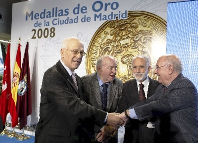 En 2008 el actor recibió la medalla de oro de la ciudad de madrid, donde ha desarrollado la mayor parte de su carrera. En la entrega Landa dijo: "¡Viva Madrid!, ¡gracias Madrid!, te lo debo todo".