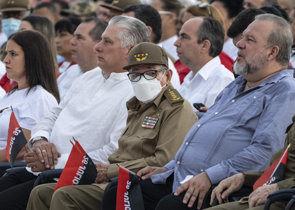 El expresidente cubano Raúl Castro, al centro, el presidente cubano Miguel Díaz-Canel, segundo desde la izquierda, y el primer ministro cubano, Manuel Marrero Cruz, a la derecha, asisten a las celebraciones por el 69 aniversario del asalto al Cuartel Moncada en Cienfuegos, Cuba, el martes 26 de julio de 2019. 2022. Cuba conmemora el aniversario del ataque rebelde de 1953 liderado por Fidel y Raúl Castro al cuartel militar Moncada, considerado el inicio de la revolución de Fidel Castro que culminó con el derrocamiento del dictador Fulgencio Batista. (AP Foto/Ramon Espinosa)