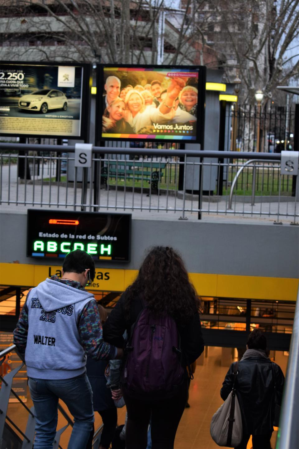 Entrada al subte, se lee la propaganda del oficialismo. (Lez)