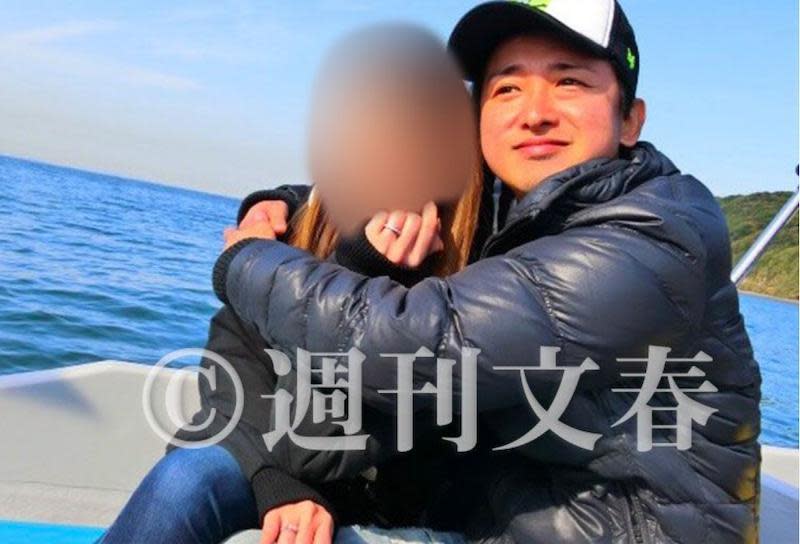 大野智與小10歲女友在沖繩的約會照片曝光，傳2人已於去年分手，不過女方手上的戒指引起粉絲關心。（翻攝週刊文春）
