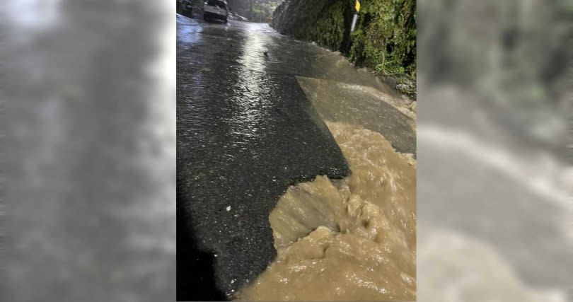   受颱風外圍環流影響，基隆連日大雨，基隆市暖暖區自16日下午起，陸續傳出災情。圖為寧靜街路面破了個大洞。（市議員林旻勳提供／張志康基隆傳真）