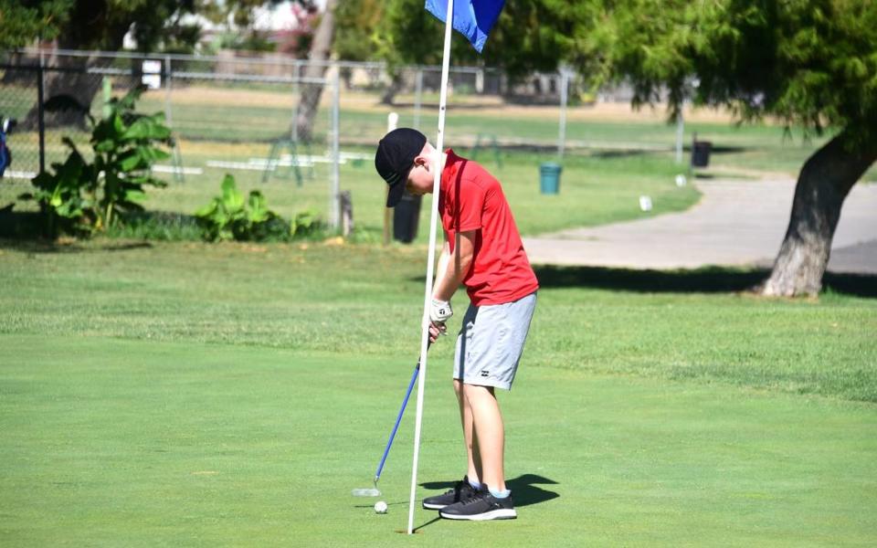 Reid Runyon, vecino de Atwater, juega al putt en el green 18 durante su ronda de golf en el Rancho Del Rey Golf Clib, el martes 30 de julio de 2024.