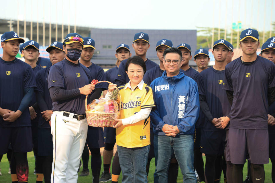 盧市長致贈水果禮盒。台中市運動局提供