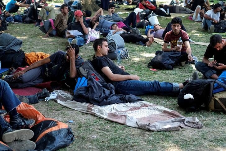 Migrants from the Middle East and Asia rest in a park before they start walking on their way to Hungary in Belgrade, Serbia, July 22, 2016. REUTERS/Marko Djurica/File Photo