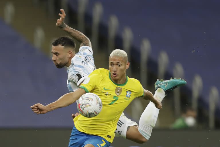 Richarlison ante Otamendi, durante la final de la última  Copa América