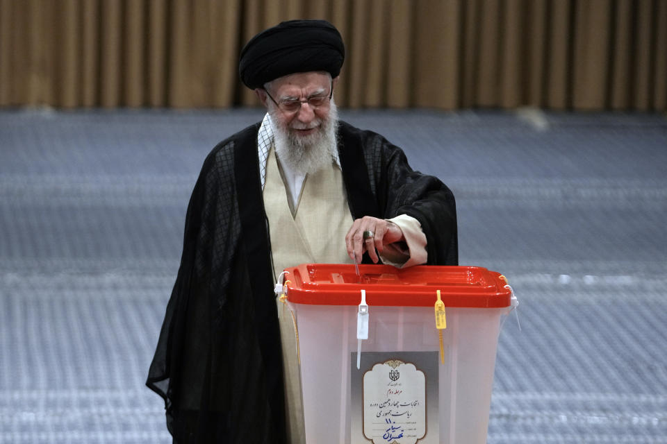 El líder supremo de Irán, ayatolá Alí Jamenei, vota en la segunda ronda de la elección presidencial, el viernes 5 de julio de 2024, en Teherán. (AP Foto/Vahid Salemi)