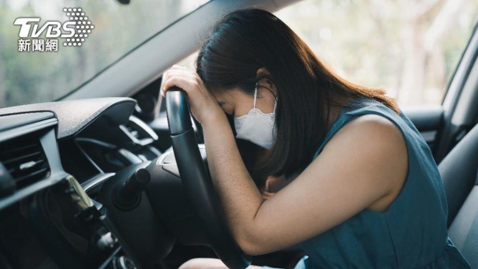 有人認為駕駛會熟知車輛動態，所以不會暈車是正常的，或許跟著道路視線就不會暈車了。（圖片來源/TVBS）