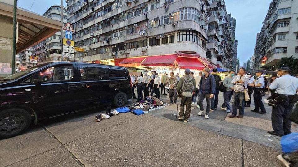 食環署連同警務處連日在深水埗進行執法行動，針對性地打擊當區日益猖獗而且懷疑有組織的無牌販賣活動，以保持街道暢通和環境衞生。(政府新聞處圖片)