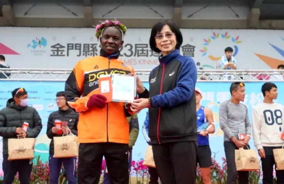 金門馬拉松競賽全馬組男子冠軍由Joseph Mwangi Ngare選手以2小時21分4秒封王。（記者陳金龍翻攝）