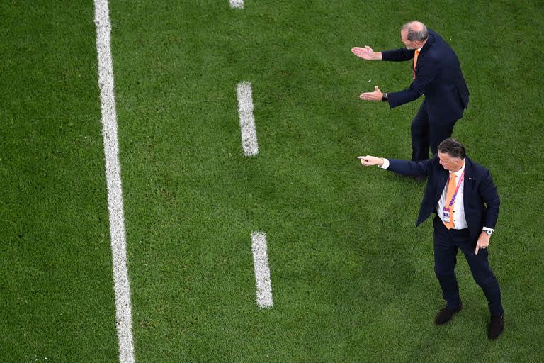 El entrenador de Países Bajos, Louis Van Gaal (abajo), da instrucciones a sus jugadores desde la línea de banda durante el partido por el Grupo A de la Copa Mundial Qatar 2022 entre sus dirigidos y Senegal en el Estadio Al-Thumama en Doha el 21 de noviembre de 2022.