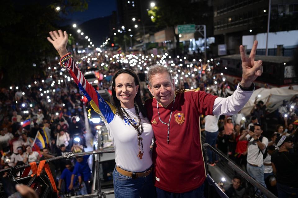 <span>La líder opositora María Corina Machado y el candidato presidencial venezolano Edmundo González Urrutia asisten a un mitin de campaña en Caracas, el 4 de julio de 2024 </span><div><span>GABRIELA ORAA</span><span>AFP</span></div>