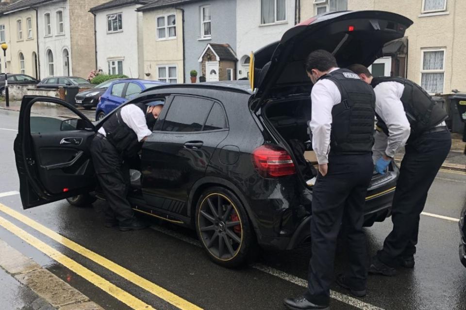 Police search for drugs and weapons in London (Metropolitan Police)