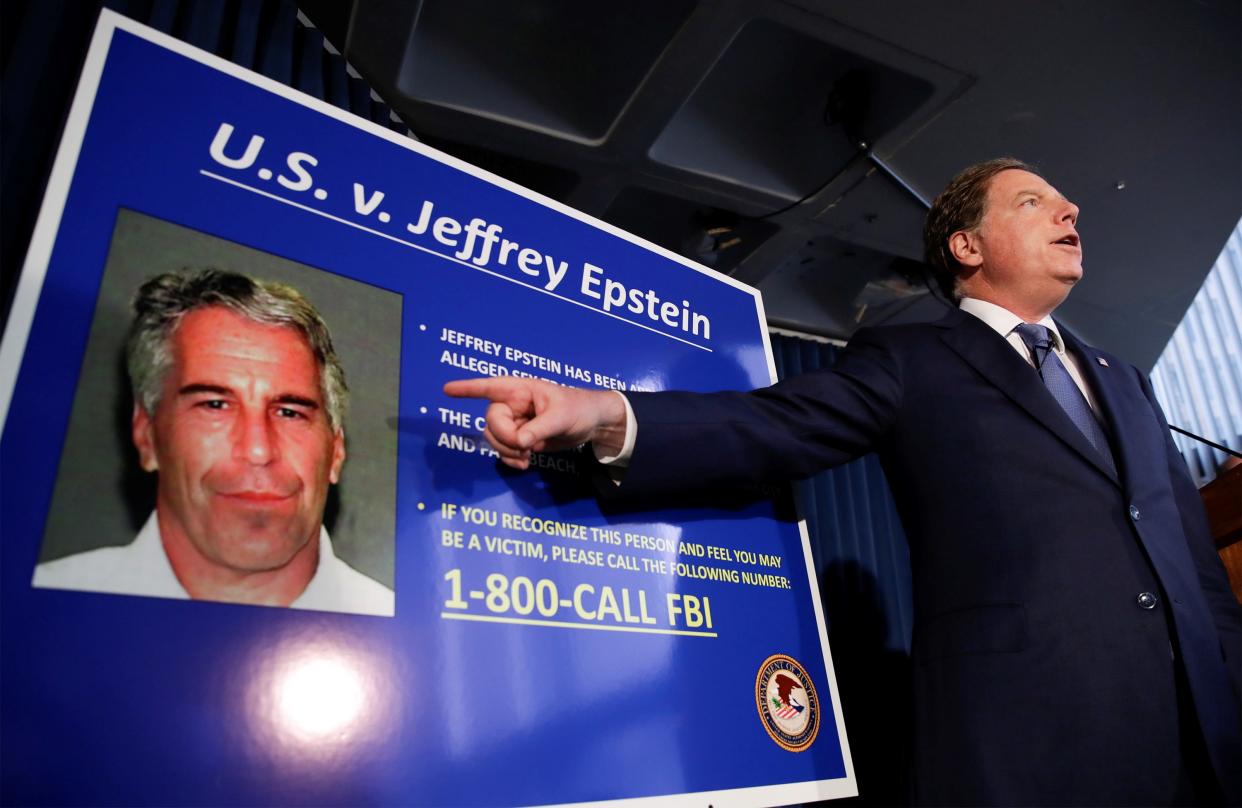 Hallan muerto en su celda a millonario Jeffrey Epstein