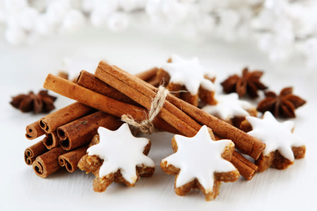 Zimtsterne, Gewürztee und Lebkuchen versüßen die Weihnachtszeit. (Bild: thinkstock)