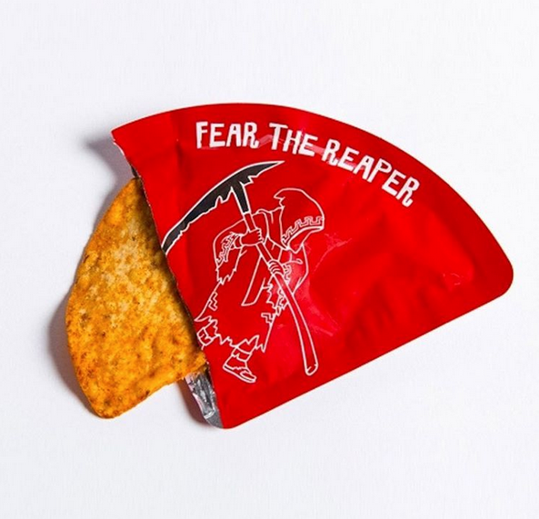 <p>Dieser Tortilla-Chip soll so scharf sein, dass er nur einzeln verkauft wird. Die Schärfe verdankt der Chip der Carolina Reaper Chili, die einen Schärfegrad von bis zu 2,2 Millionen Scoville erreichen kann. Zum Vergleich: Tabasco erreicht nur einen Schärfegrad von 2.500 – 5.000 Scoville. (Bild: Paqui Tortilla Chips) </p>