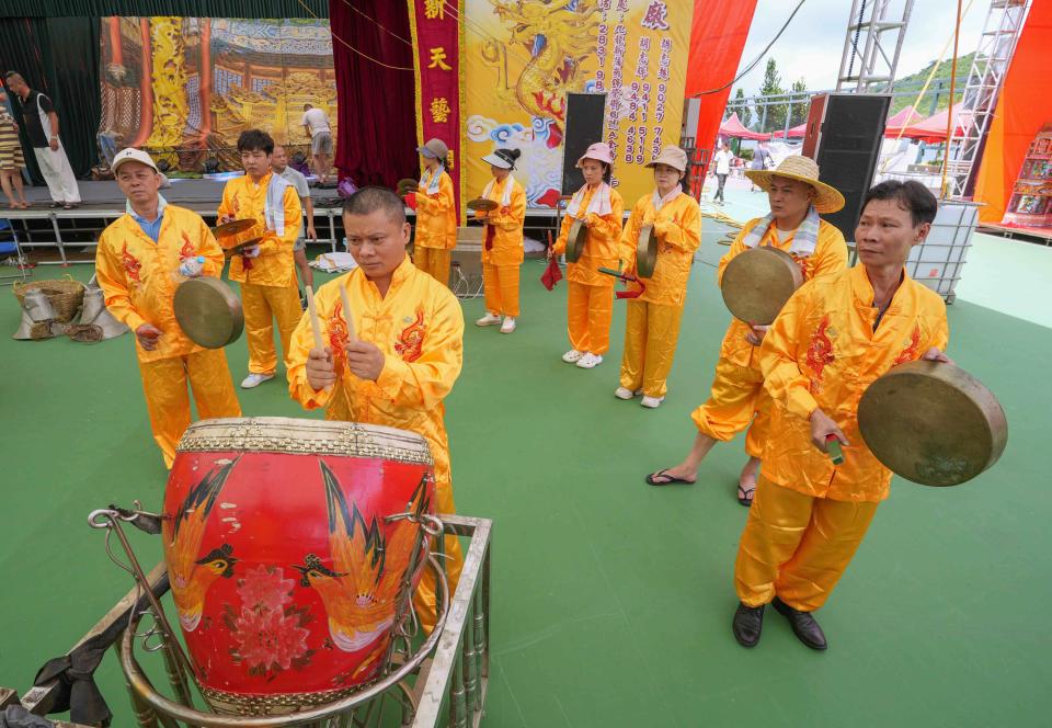 今年各區盂蘭勝會規模「縮水」，四份一神功戲因資金及戲班人員來港有阻滯等問題停辦。
