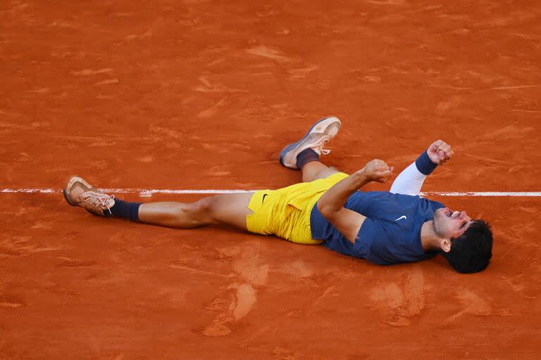 Carlos Alcaraz, tendido en el piso tras el triunfo en Roland Garros