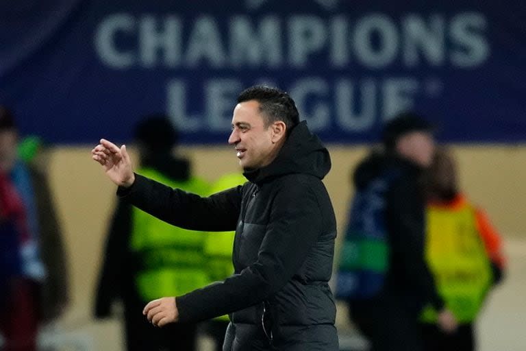 Xavi, emocionado tras conseguir la clasificación de Barcelona para los cuartos de final de la Champions League frente a Napoli; desde que el DT dijo que se marcharía en junio, el equipo creció y está invicto.