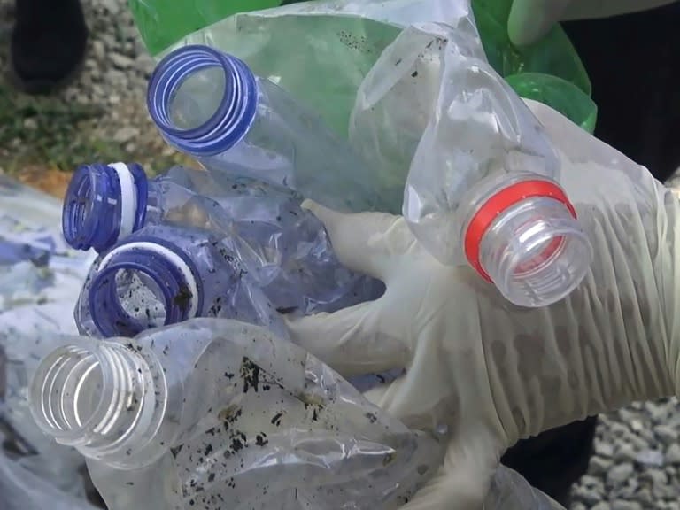 Botellas de plásticos parte de la basura contenida en un globo que cruzó la frontera intercoreana, en una imagen tomada en un lugar sin revelar y divulgada el 24 de junio de 2024 por el Ministerio de Reunificación surcoreano (.)