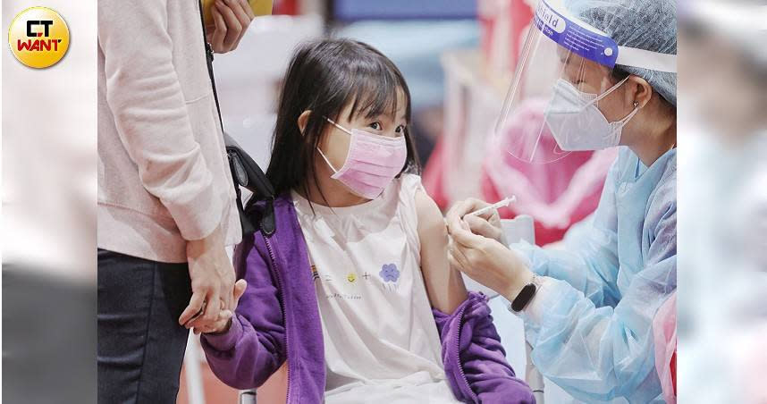 台灣新冠肺炎疫情嚴峻，兒童已有多起重症死亡案例，桃園市東門國小上午進行施打BNT兒童疫苗。（圖／趙文彬攝）