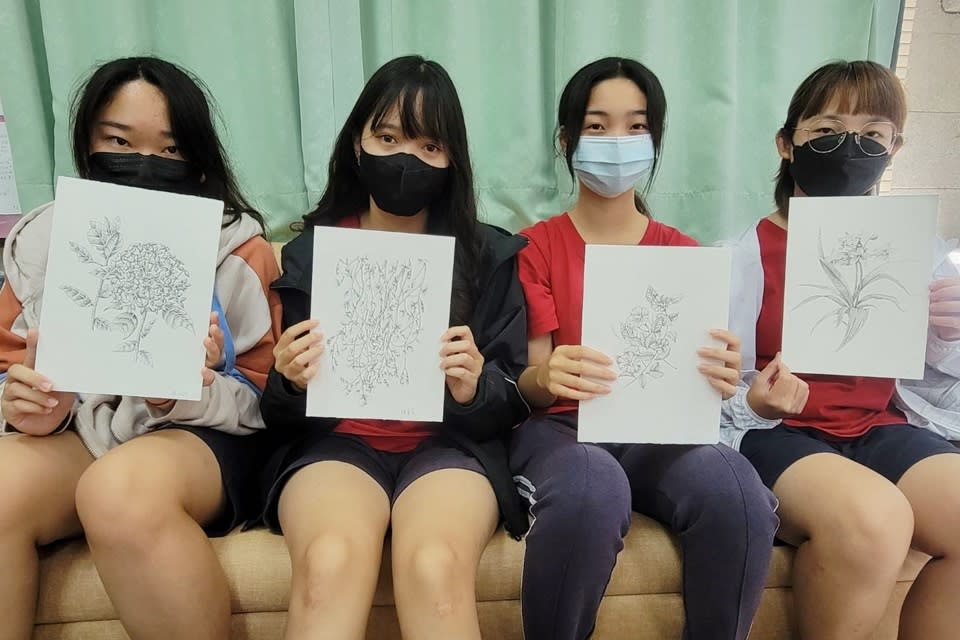 臺東女中美術班高一素描課程，帶著學生進到作品「層山」的生態島中觀察植物，並以代針筆點畫技法進行科學繪圖，各式植物栩栩如生躍然紙上。